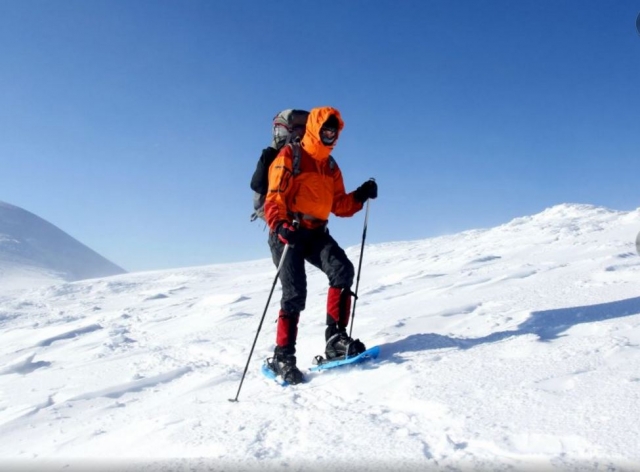 Protegido para la montana con raquetas de nieve